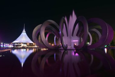 Astana, yaz 2017 - Han Shatyr kubbe gece görünümü
