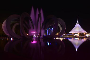 Astana, yaz 2017 - Han Shatyr kubbe gece görünümü