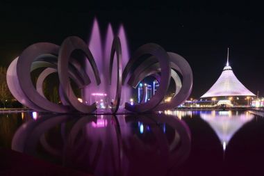 Astana, yaz 2017 - Han Shatyr kubbe gece görünümü