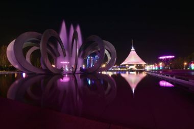 Astana, yaz 2017 - Han Shatyr kubbe gece görünümü