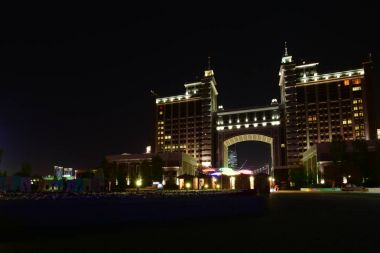 Astana, Kazakistan, 4 Eylül 2017-Kazmunaigaz headquarers gece görünümü