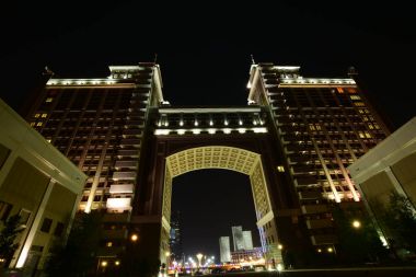 Astana, Kazakistan, 4 Eylül 2017-Kazmunaigaz headquarers gece görünümü