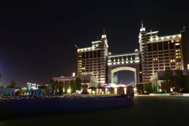 Astana, Kazakistan, 4 Eylül 2017-Kazmunaigaz headquarers gece görünümü