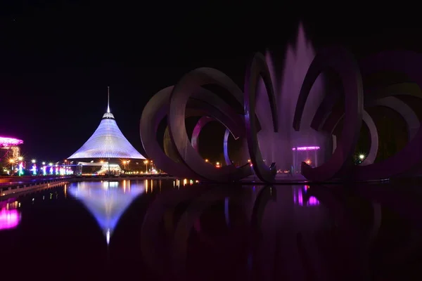 Astana, yaz 2017 - Han Shatyr kubbe gece görünümü