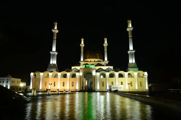 Astana, Kasachstan, 3. September 2017 - Moschee nur astana bei Nacht — Stockfoto