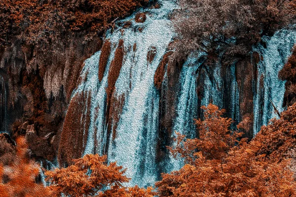 石油絵画ボスニア ヘルツェゴビナのトレビザット川に秋の金のクラヴィツェ滝 ボスニア ヘルツェゴビナの秋の大自然の奇跡 クラヴィツェの滝は もともとクラヴィツァの滝として知られています — ストック写真