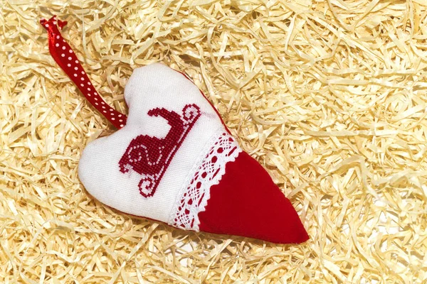 Weihnachten Handgemachte Gestickte Dekorationen Stofftiere Auf Dem Stroh Lametta Hintergrund — Stockfoto
