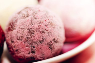 Lezzetli çikolatalı pralinler. Ev Yapımı Vegan Paleo Çikolata Mantarı, Lüks Sağlıklı Tatlı, Kadife Kırmızı Yumuşak Çikolata Mantarı Yatay Görünümü.