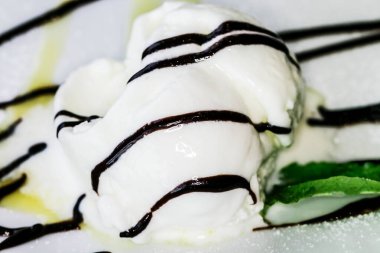 Çikolatalı ve ballı dondurma, yumuşak odaklı..