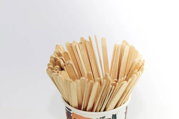 Kağıt bardakta tahta çay çubukları. Çevre koruma. Plastik yok. Boşluğu kopyala.