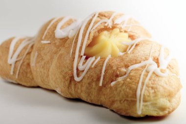 Taze ve lezzetli kruvasan kremalı arka planda, seçici odaklı..