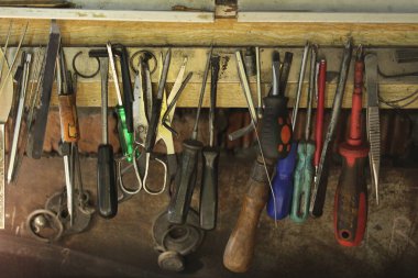 Duvardaki bir mıknatıstaki aletler. İş yeri. Tornavidalar hazır.