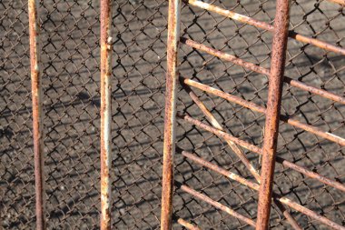 Eski çelik ızgara desenli arka plan, metal ızgara dikişsiz desen. siyah ve beyaz