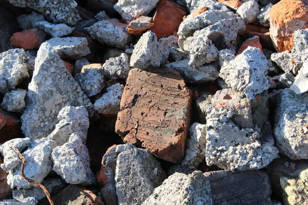 Pila de ladrillos rotos y asfalto. residuos de construcción — Foto de Stock