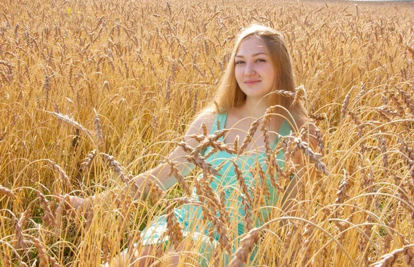Heureuse jeune fille marche dans un champ de blé mûr doré — Photo
