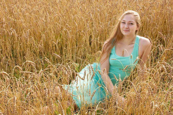 Heureuse jeune fille marche dans un champ de blé mûr doré — Photo