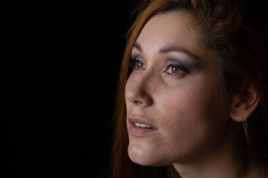 Siyah arka planda genç ve güzel bir kadının portresi. kadın yüzü profili