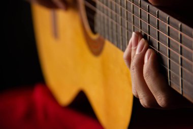 Kadın elleri akustik gitar tutuyor. müzik çal.