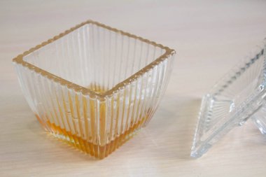 Güzel bir kavanozda, kapağın yanında bal var..