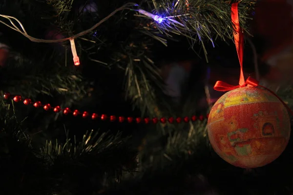 La bola de Año Nuevo cuelga del árbol de Navidad. macrointensivo . —  Fotos de Stock