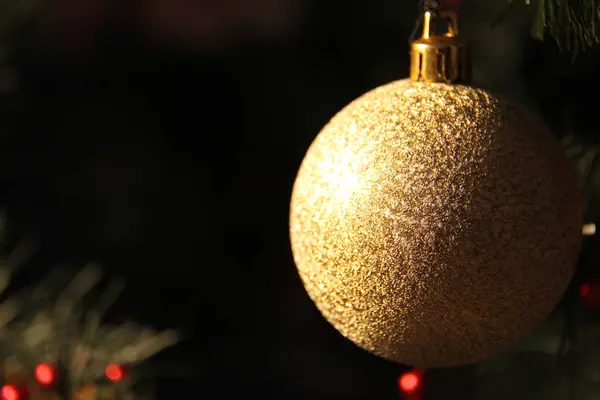 La bola de Año Nuevo cuelga del árbol de Navidad. macrointensivo . —  Fotos de Stock