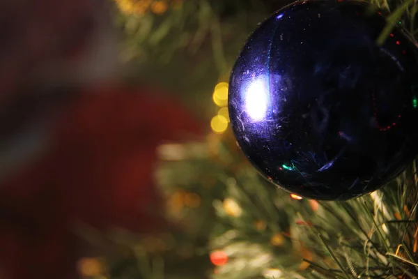 La bola de Año Nuevo cuelga del árbol de Navidad. macrointensivo . —  Fotos de Stock