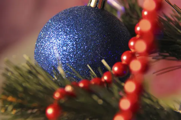 La bola de Año Nuevo cuelga del árbol de Navidad. macrointensivo . —  Fotos de Stock