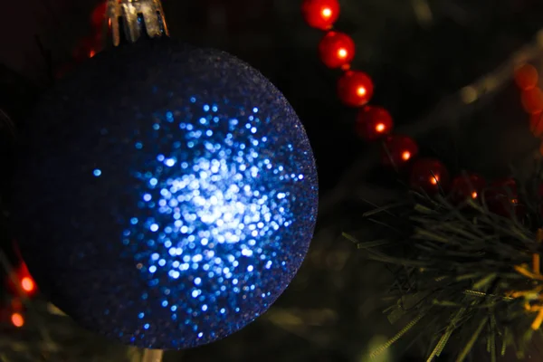 La bola de Año Nuevo cuelga del árbol de Navidad. macrointensivo . —  Fotos de Stock