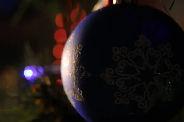 Het nieuwjaarsbal hangt aan de kerstboom. macro-intensief. — Stockfoto