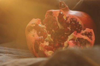 Açık el bombası siyah arka planda yatıyor. Kırmızı taneler parlıyor. karanlık-tuşlu makro fotoğraf.