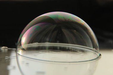 Aynalı yüzeyde sabun köpüğü.