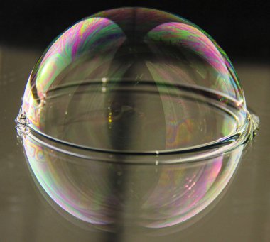 Aynalı yüzeyde sabun köpüğü.