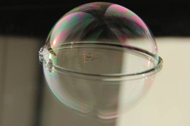 Aynalı yüzeyde sabun köpüğü.