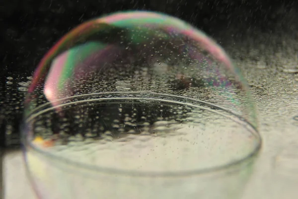 Burbuja de jabón en la superficie espejada . —  Fotos de Stock