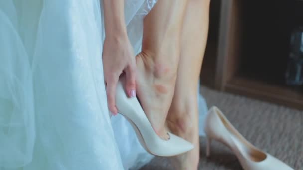 Hochzeitstag Junge Mädchenhand Zieht Schuhe Und Streicht Über Ihre Beine — Stockvideo