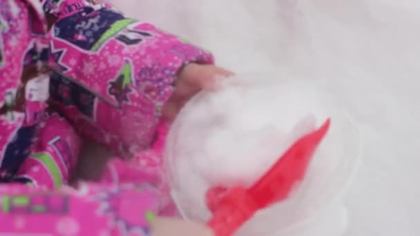 小宝宝的手拿着勺子 在桶里捡起雪 孩子们在冬天的乐趣 — 图库视频影像