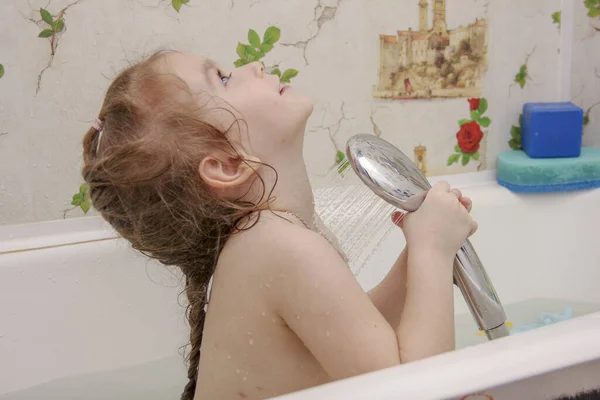 Das Kleine Mädchen Duscht Und Übergießt Sich Mit Wasser Körperhygiene — Stockfoto