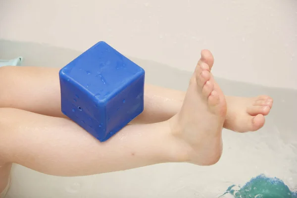 Uma Menina Dois Anos Está Lavando Banho Higiene Corporal Criança — Fotografia de Stock
