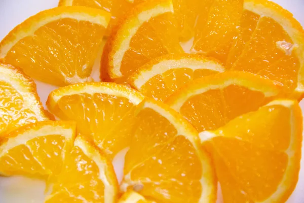 Orangefarbene Keile auf einem weißen Teller. ausgezeichnetes Naschen und Vitaminreichtum — Stockfoto