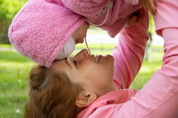 Mamma Sitter Gräset Skuggan Ett Blommande Äppelträd Leker Och Kramar — Stockfoto