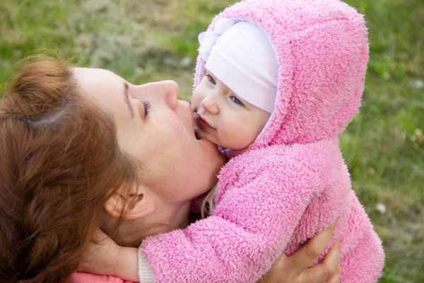 Mamma Sitter Gräset Skuggan Ett Blommande Äppelträd Leker Och Kramar — Stockfoto