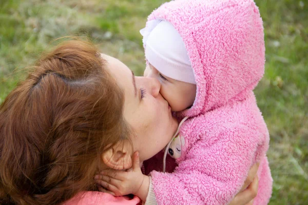 Mamma Sitter Gräset Skuggan Ett Blommande Äppelträd Leker Och Kramar — Stockfoto