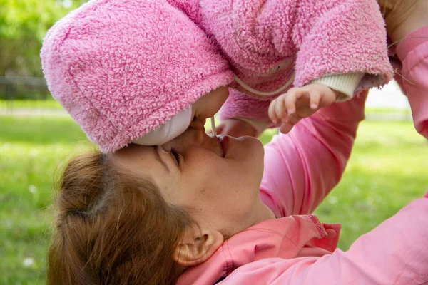 Mamma Sitter Gräset Skuggan Ett Blommande Äppelträd Leker Och Kramar — Stockfoto