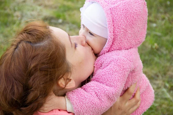 Mamma Sitter Gräset Skuggan Ett Blommande Äppelträd Leker Och Kramar — Stockfoto