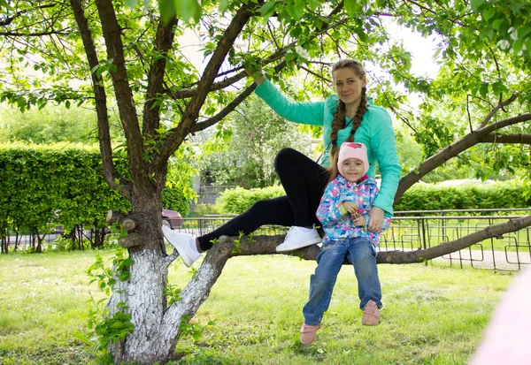 Ung Sexig Tjej Sitter Gren Ett Blommande Äppelträd Våren — Stockfoto