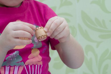 Çocuk loto oynuyor. Fıçıları ellerinizde tutun. Hafta sonu masa oyunu ve evde izolasyon