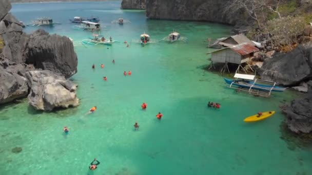 La gente está nadando en Twin Lagoon en Coron, Palawan, Filipinas . — Vídeo de stock