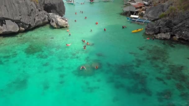 Menschen schwimmen an Zwillingslagune in Coron, Palawan, Philippinen. — Stockvideo