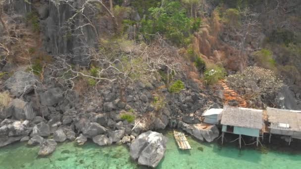 Casa de pescadores en medio de las aguas turquesas en Coron Island — Vídeo de stock