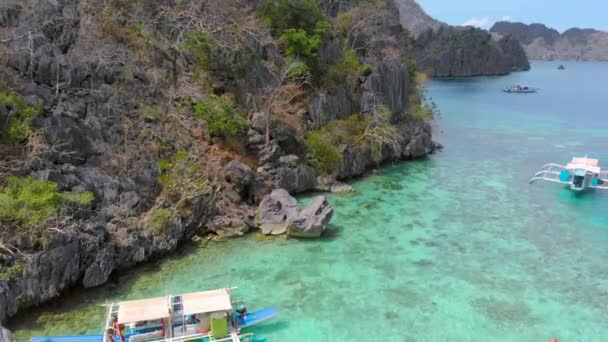 Gröna laguner och turistbåtar i Coron — Stockvideo